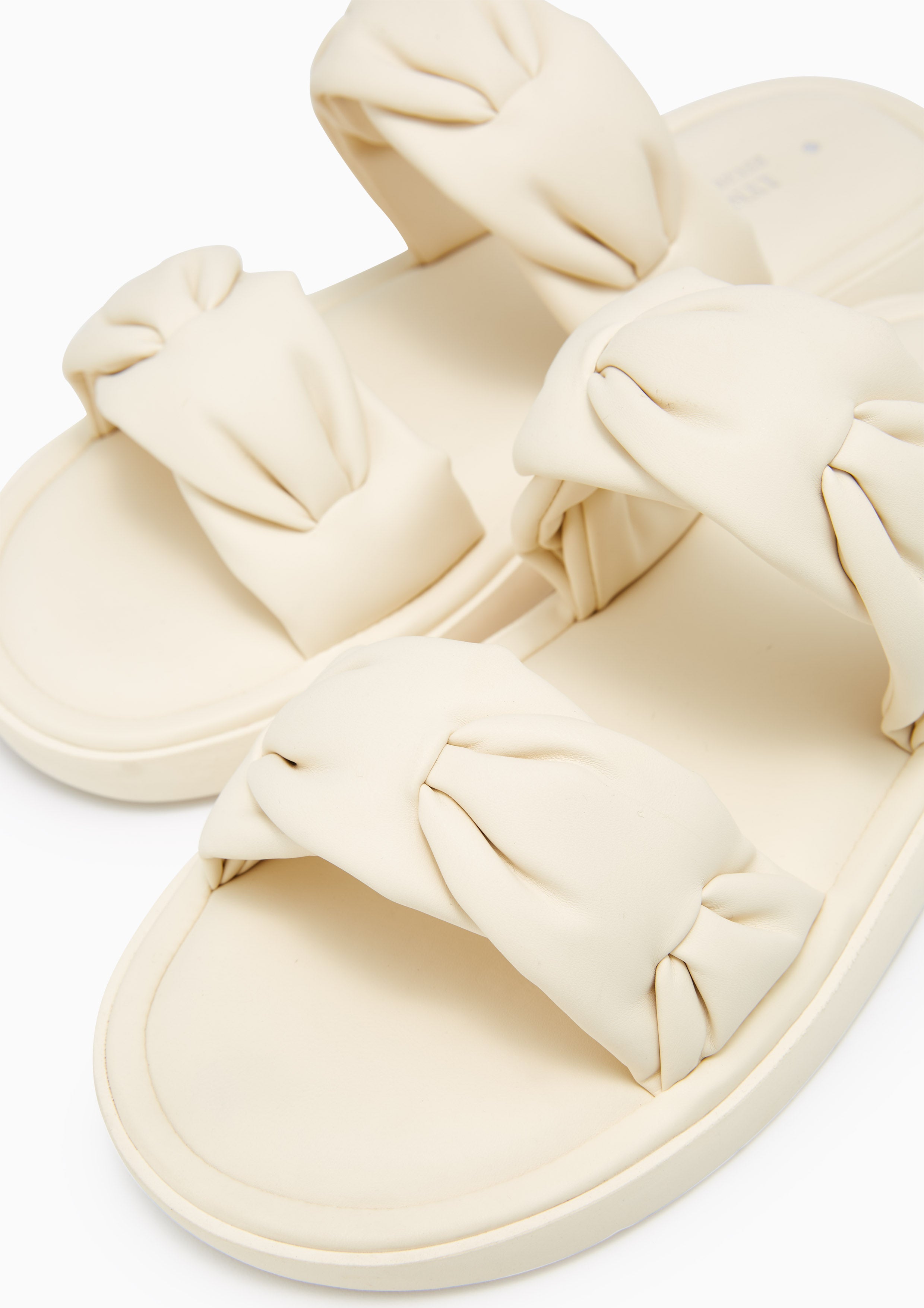 Biscotti Flat Sandals Ivory - Lyn TH