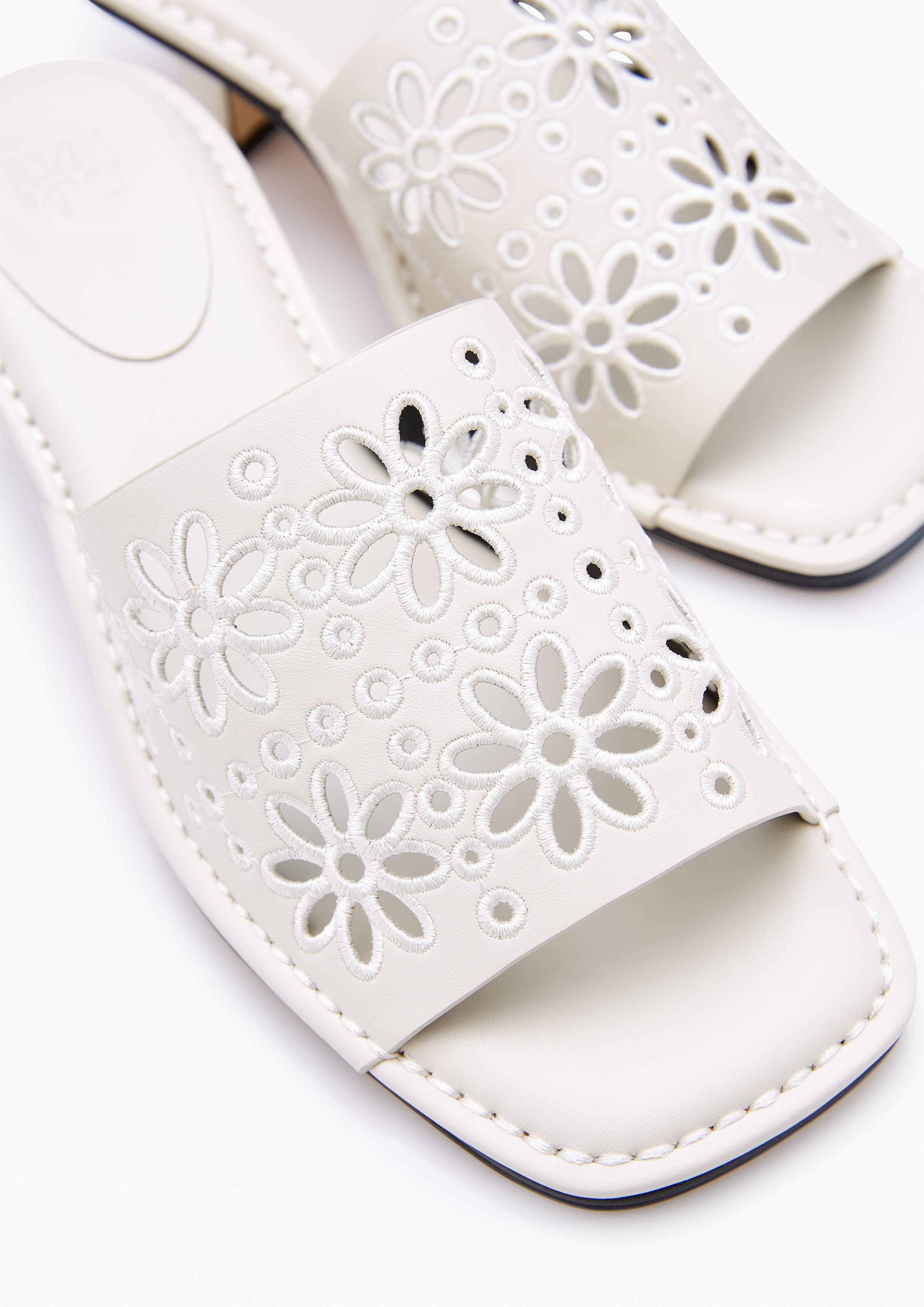 Barrett Sandals Ivory - Lyn TH